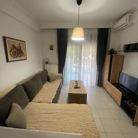 Lovely 2-Bedroom Appartement With Free Parking Agía Triáda Esterno foto