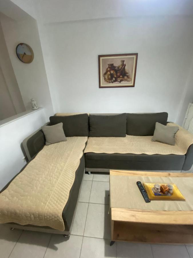 Lovely 2-Bedroom Appartement With Free Parking Agía Triáda Esterno foto
