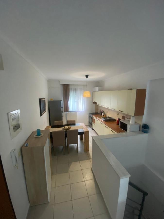 Lovely 2-Bedroom Appartement With Free Parking Agía Triáda Esterno foto
