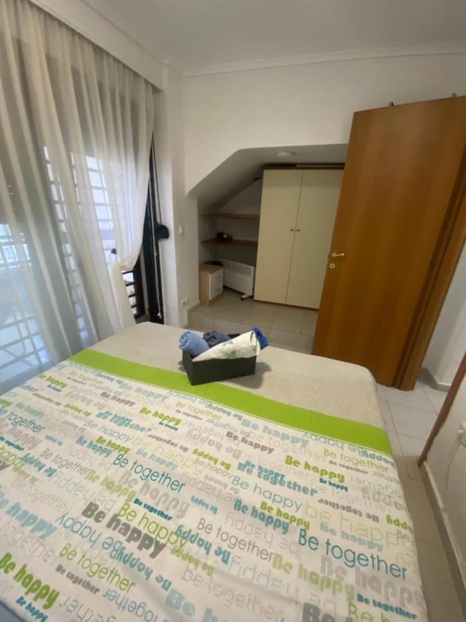 Lovely 2-Bedroom Appartement With Free Parking Agía Triáda Esterno foto