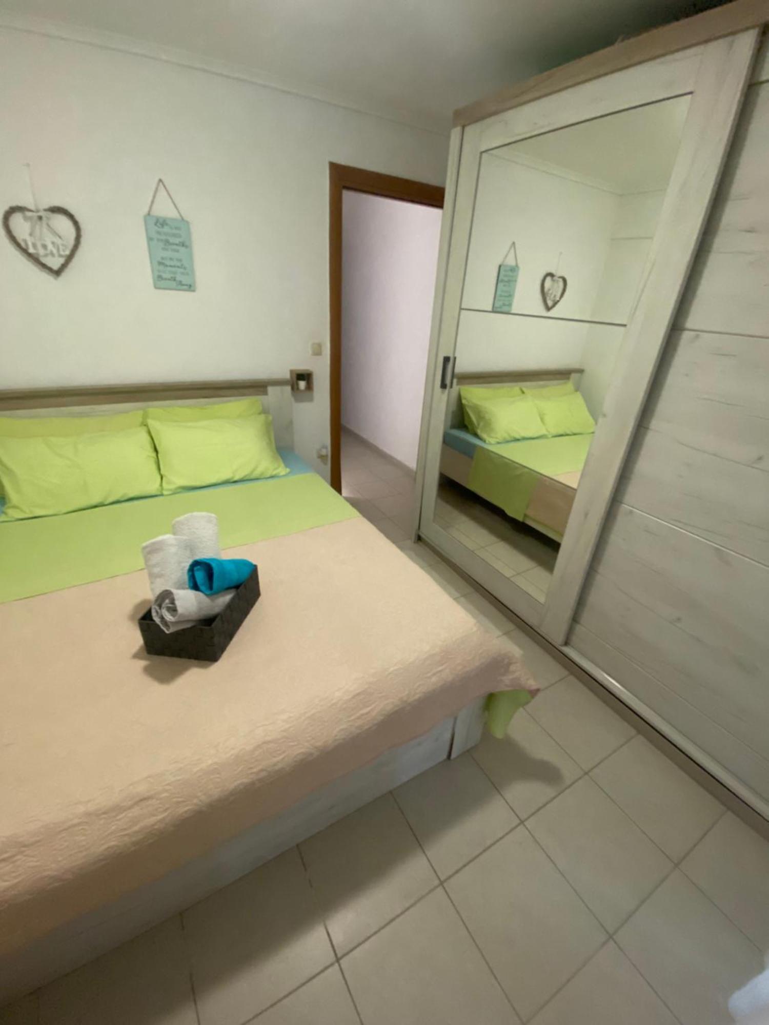 Lovely 2-Bedroom Appartement With Free Parking Agía Triáda Esterno foto